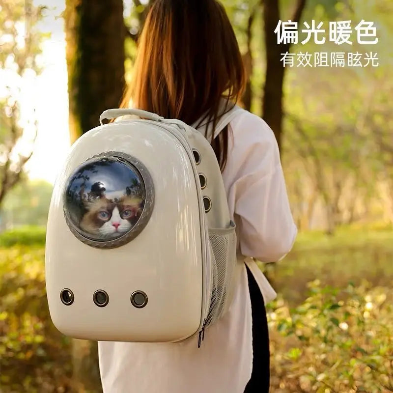 Sac à Dos Bulle pour Chat Transport Respirant - Famille Active transparent avec un chat regardant par le hublot par Famille Active