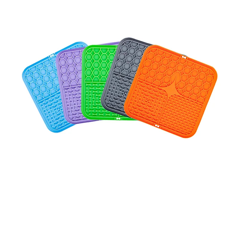 Tapis de Léchage pour Chien et Chat avec ventouses fixe sur une paroi de douche par Famille Active