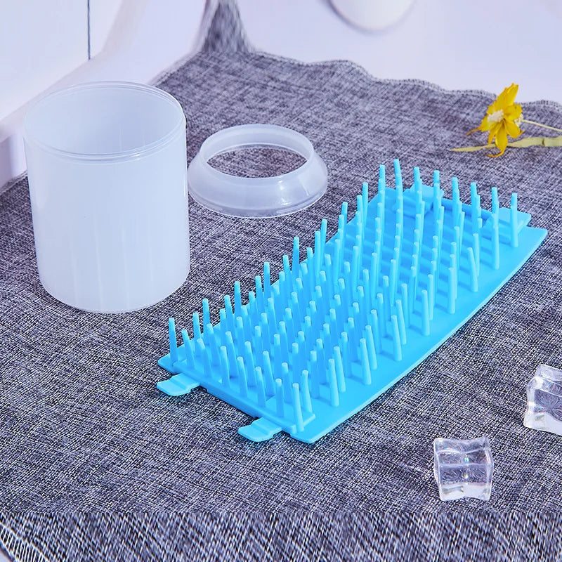 Nettoyeur de pattes pour chien en silicone lavant une patte boueuse par Famille Active