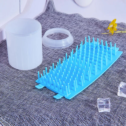 Nettoyeur de pattes pour chien en silicone lavant une patte boueuse par Famille Active