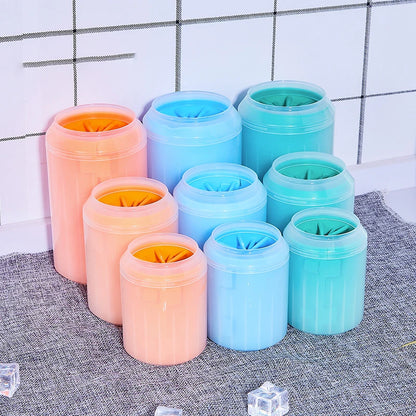 Nettoyeur de pattes pour chien en silicone lavant une patte boueuse par Famille Active
