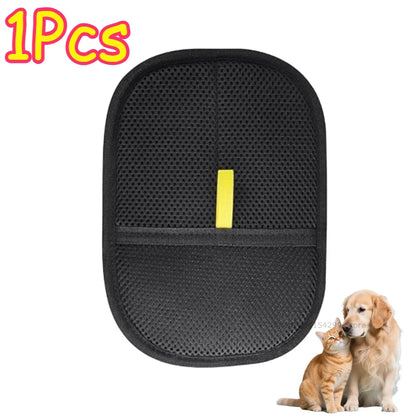 Gant anti poils pour chat et chien nettoyant les poils d un canapé en tissu par Famille Active