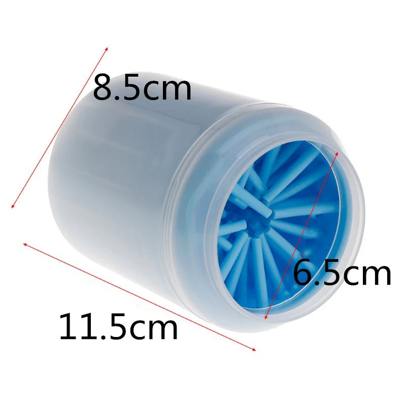 Nettoyeur de pattes pour chien en silicone lavant une patte boueuse par Famille Active