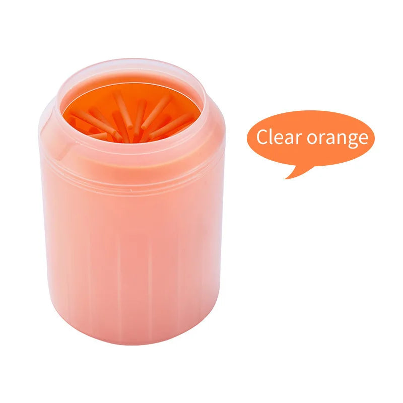 Nettoyeur de pattes pour chien en silicone lavant une patte boueuse par Famille Active