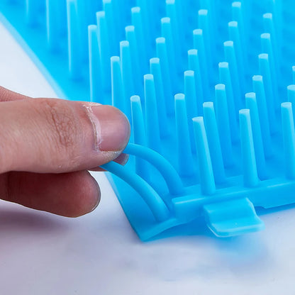 Nettoyeur de pattes pour chien en silicone lavant une patte boueuse par Famille Active