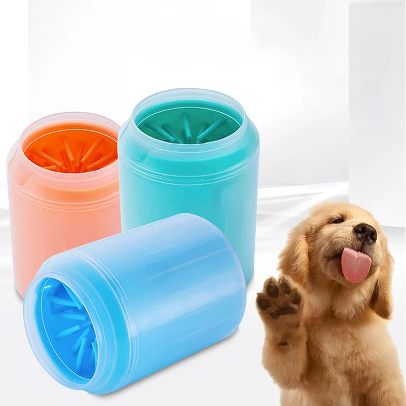 Nettoyeur de pattes pour chien en silicone lavant une patte boueuse par Famille Active
