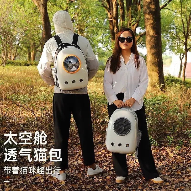 Sac à Dos Bulle pour Chat Transport Respirant - Famille Active transparent avec un chat regardant par le hublot par Famille Active