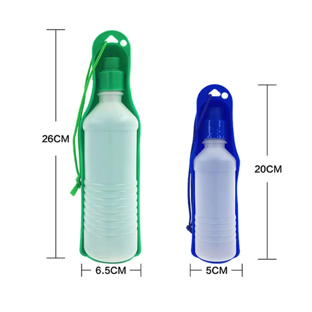 Gourde portable pour chien anti fuite en pleine utilisation par Famille Active